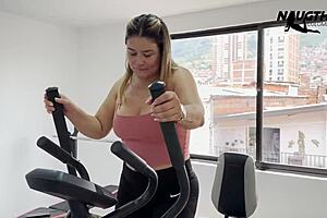 He sneaks into the gym to masturbate while chatting with his secret lover.