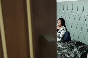 espio a mi cuñada borracha manda su pack y se termina metiendo un consolador 😈🍆