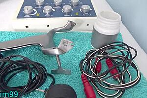 熟女MILF遭德国电击尿道折磨 狂喝尿液