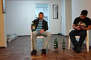 Voy ala casa de mi mejor amigo a ver el partido y la me termino follando a su esposa mientras el esta ay con nosotros 😈🍑