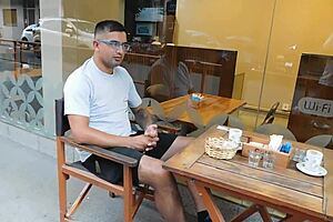 lo vi en un bar sentado y me lo traje a casa para darle flor de cojida, no?