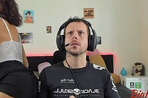 Meu namorado só me deu atenção quando chamei minha amiga e o safado adorou ganhar um boquete duplo 😏