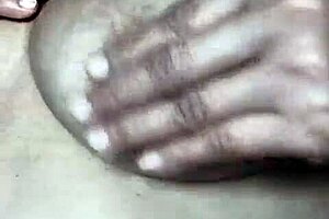 Hey, check out this mature wife's pechos in action 😘