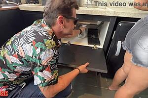 Marido Corno Contrata Encanadores Para Tapar Os Dutos Da Esposa Com Rola