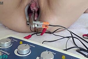 熟女MILF遭德国电击尿道折磨 狂喝尿液