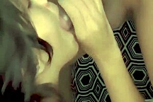 We follow this morena from Iztapalapa as she gives a blowjob and enjoys passionate action in the bedroom.