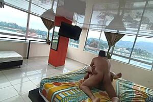 De Viaje Con La Esposa De Mi Jefe Nos Toc� Compartir La Cama Y Le Deje Toda Mi Leche Adentro En El Hotel 1-2 Fullonxred