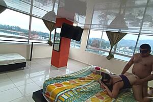 De Viaje Con La Esposa De Mi Jefe Nos Toc� Compartir La Cama Y Le Deje Toda Mi Leche Adentro En El Hotel 1-2 Fullonxred