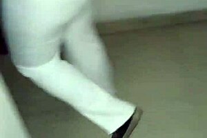 Encuentro A Una Madura Puta Con Un Culo Enorme En La Calle Usando Hilo Rojo Transluciendo Le Hago Propuestas Para Follar Y Acepta