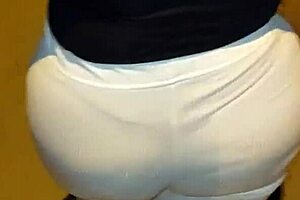 Encuentro A Una Madura Puta Con Un Culo Enorme En La Calle Usando Hilo Rojo Transluciendo Le Hago Propuestas Para Follar Y Acepta