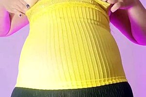 出轨拉丁人妻紧身裤露大屁股驼趾给继子看 自拍美国闪现