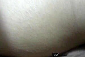 Fuí a visitar a mi novia y no estaba pero encontré a mi suegra desnuda tomando una siesta hacía mucha calor decidí grabarla pero no me aguanté las ganas y me la cogí para cuando despertó ya se la ha