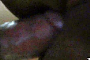 Fuí a visitar a mi novia y no estaba pero encontré a mi suegra desnuda tomando una siesta hacía mucha calor decidí grabarla pero no me aguanté las ganas y me la cogí para cuando despertó ya se la ha