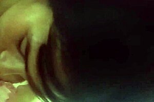 en bata me mete la verga en la boquita se me quita el sue�o y le dor una buena mamada acabo tan candente que decido montarlo y moverme mucho upss te corriste dentro