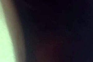 en bata me mete la verga en la boquita se me quita el sue�o y le dor una buena mamada acabo tan candente que decido montarlo y moverme mucho upss te corriste dentro