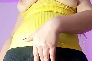 出轨拉丁人妻紧身裤露大屁股驼趾给继子看 自拍美国闪现