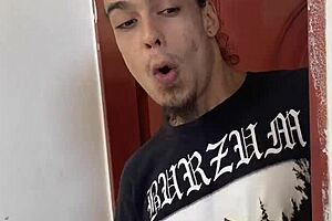 A mi vecina le gusta tanto la BANANA que ahora tiene ganas de la mia. Colombian roommate teases with food play in dorm parody.