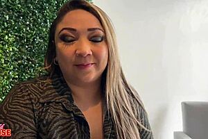 Oh man, this chubby married babe is such a treat that her cuck hubby shares with other guys 😏🍑