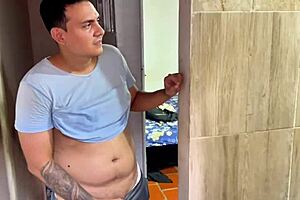 encuentro a mi hermanastra duchandose y la lleno de cum sus agujeros- en español- mexicana