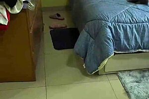 Mi madrastra madura infiel hablando con mi padre mientras me la follo en doggystyle al aire libre. La latina bbw con big ass y natural tits gime en su primera vez lamiendo culo.