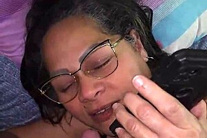 Mi madrastra madura infiel hablando con mi padre mientras me la follo en doggystyle al aire libre. La latina bbw con big ass y natural tits gime en su primera vez lamiendo culo.