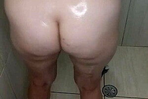 I love passing oil all over my hot brazilian body as an amateur milf with a big ass dancing solo in portuguese style