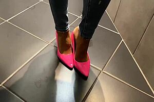 I desperately peed in my jeans then he peed on my ass and I gave him a blowjob.