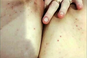 Oh wow, novinha's masturbating all wet with her natural tits and vibrator!