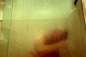 o gerente do motel me espionando pelada no banho escondido eu finjo que não estou sabendo