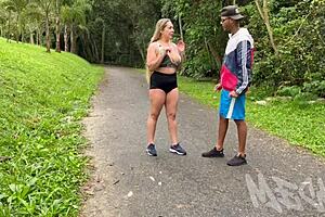 Ei milf safada do parque, quer que eu foda seu cuzinho gostoso agora? Vídeo completo no Red!