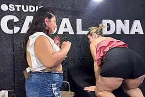 fui ao studio de tatuagem para fazer uma tattoo igual a da anitta e acabei sendo fodida pela tatuadora