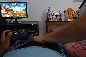 Me Gusta Jugar Mientras Mi Madrastra Me Pajea con Sus Bragas Rosadas y Su Gran Culo Gordo!