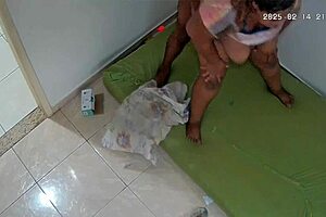 Camera escondida catches wife cheating on husband with neighbor in big tits cum action. 😱🍑