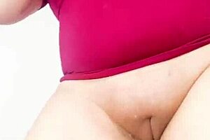 Madrastra puta latina colombiana with giant cameltoe rides stepson on shaved vagina in USA.