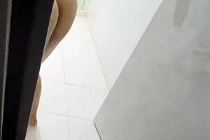 i catch my big ass stepmom shakin her juicy butt while cleanin the bathroom and jerk off behind her