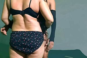 अपने पड़ोसी की पत्नी के साथ वैलेंटाइन डे पर घर में सेक्स किया with deepthroat blowjob and missionary pounding in tight wet pussy.