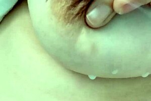 爱这个意大利熟女挤巨硬大奶头热奶