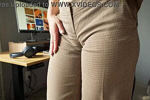 hey, look at my fat cameltoe in these tight trousers