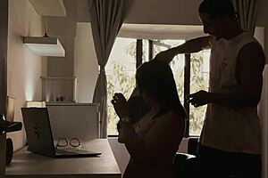 Modelo porno follada en la oficina de su casa por su compañero de apartamento mucho mas pequeño que ella.