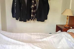 madrastra ayuda a despertar a su hijastro con handjob casero 😏 esposa slutty en lencería beautiful