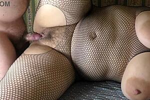 嘿，出轨老婆被中出，我小鸡巴玩二轮烂屄！