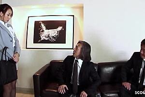 办公室亚洲骚妹跟俩老男人聊天后DP毛逼MMF三人行，趴桌肛交丝袜内射