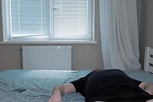 我和金发继母互相手淫自制禁忌视频一起高潮喷射