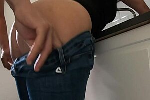 lega a casa del trabajo y encuentra a la madrastra lavando los platos en la cocina rapidito por detras con una gran corrida