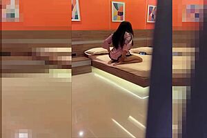 pillada madrastra nalgona frotandose el coño y sacudiendo el culo en su habitacion hasta el orgasmo con huge cock riding and pussy licking