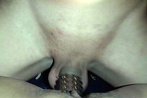 18岁嫩妹紧致光逼被巨屌狂指狂操到喷水 激烈自拍情侣战