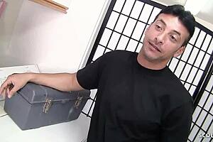 Big bouncing mature wife with huge round ass cheats with latino worker