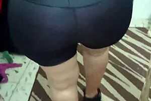 señora nalgona struts in shiny spandex