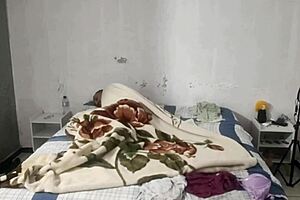 Enteado FLAGS madrasta enfiando todo CONSOLO no cuzinho with rough anal toy play in homemade doggystyle.