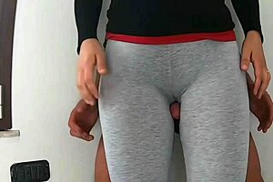 esta gran compilación de videos muestra masturbación completa a través de las piernas con grandes corridas que dejan las polainas mojadas